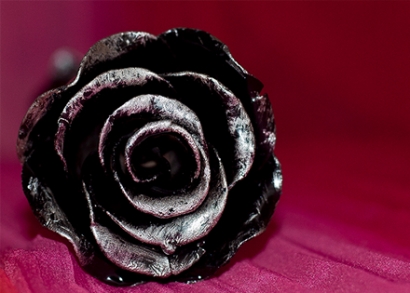 Egyedi, kézzel készített, színű kovácsoltvas rózsa