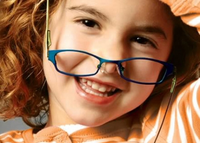Gyermek szemüveg kerettel és műanyag lencsével