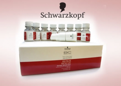 Ne mondj le végleg sérült, töredezett hajadról!  Hajkoronánk számos káros külső tényezőnek, szennyeződésnek van kitéve, ráadásul a nem megfelelő táplálkozás és a stressz sincs jó hatással hajszálaink egészségére. Sokan küzdenek a száraz és töredezett haj problémájával, de a Schwarzkopf terméke rajtuk is segíthet!  A Schwarzkopf Professional Bonacure Repair Rescue mélyen ápoló és regeneráló szérum koncentráltan építi újjá a sérült hajat, miközben erővel és rugalmassággal látja el anélkül, hogy elnehezítené azt. Mélységi regeneráló hatása révén ultragazdag ápoló hatással bír erősen sérült haj esetén is.  Próbáld ki a Schwarzkopf hajszerkezet-újjáépítő csomagját, s gyönyörködj újra dús és egészséges hajadban!  A csomag tartalma: 8 üvegcse szérum és egy adagoló fej