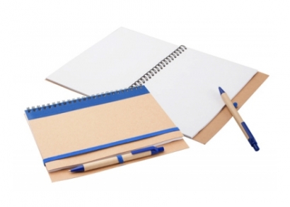 Kék színű számológép és újrahasznosított jegyzetfüzet tollal