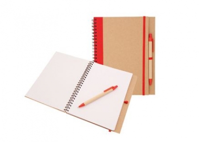 Piros színű számológép és újrahasznosított jegyzetfüzet tollal