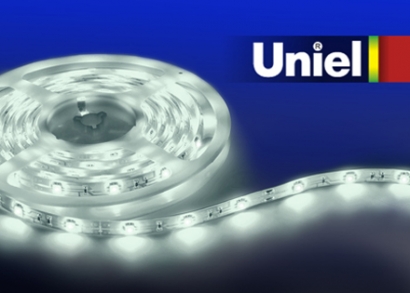 5 m-es Uniel, fehér LED szalag adapterrel