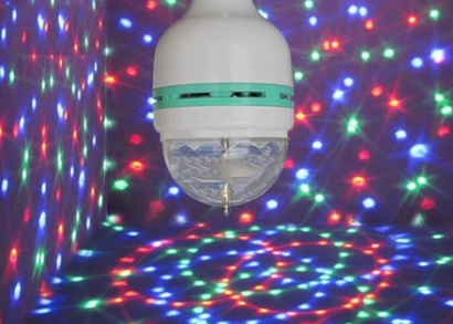 3 színben világító, forgó színes LED izzó
